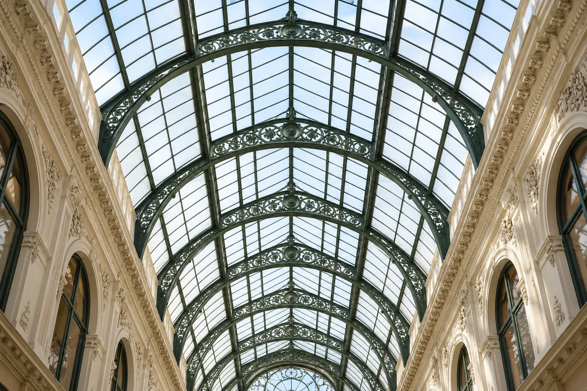 Verrière d&rsquo;un passage couvert parisien vue en contre-plongée sous une lumière zénithale