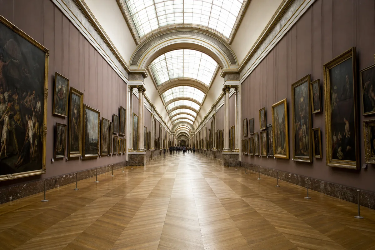 Grande galerie du Louvre avec parquet et tableaux alignés