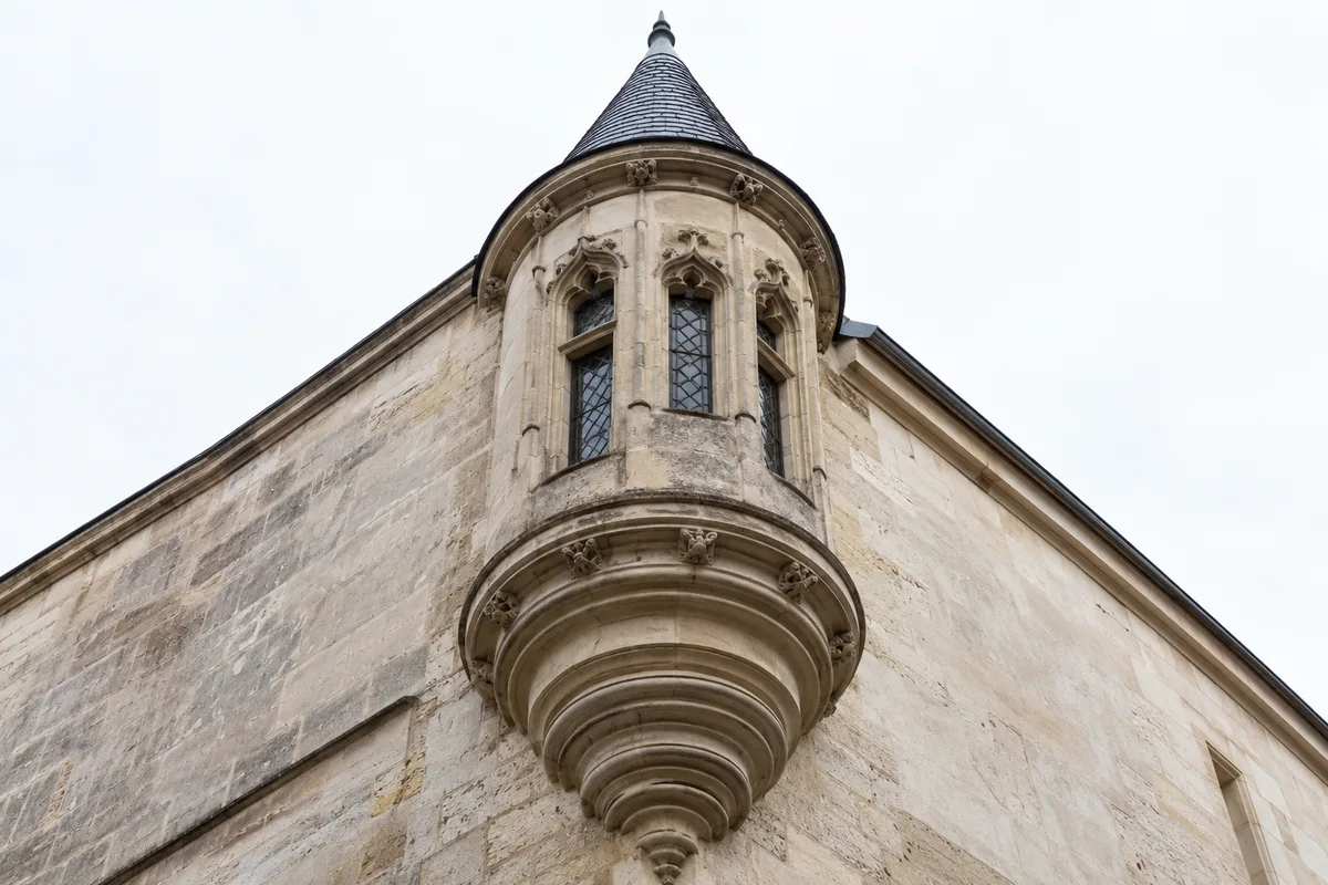 Tourelle gothique en encorbellement à l&rsquo;angle de deux façades anciennes du Marais